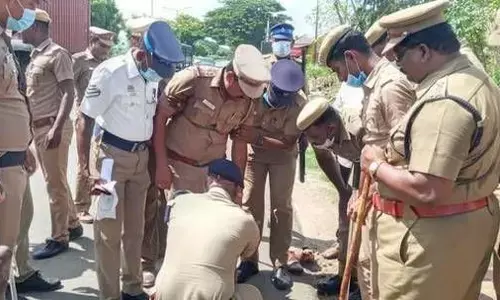 दर्द से कराहते इंस्पेक्टर की बीच सड़क पर IPS ने कुछ यूं की मदद, VIDEO हुआ VIRAL
