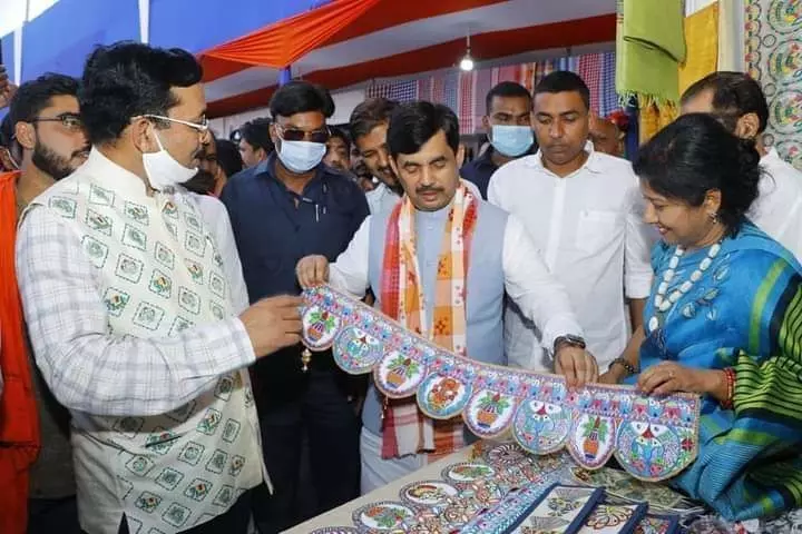 भागलपुर में सात दिवसीय मंजूषा महोत्सव शुरु, उद्योग मंत्री शाहनवाज ने कला को बढ़ावा देने के लिए की कई घोषणाएं भागलपुर में सात दिवसीय मंजूषा महोत्सव शुरु, उद्योग मंत्री शाहनवाज ने कला को बढ़ावा देने के लिए की कई घोषणाएं