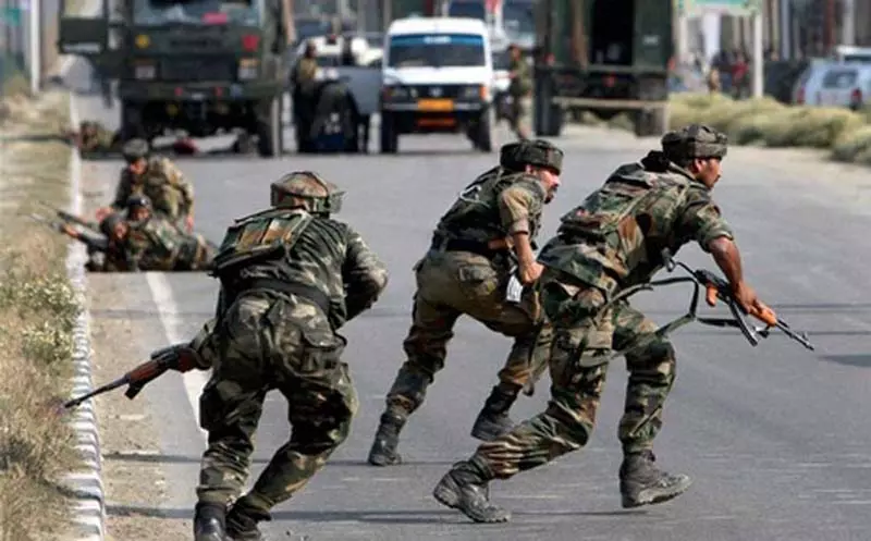 J&K : अमित शाह के दौरे के बीच शोपियां में आतंकियों का CRPF टीम पर हमला, क्रॉस फायरिंग में एक आम नागरिक की मौत J&K : अमित शाह के दौरे के बीच शोपियां में आतंकियों का CRPF टीम पर हमला, क्रॉस फायरिंग में एक आम नागरिक की मौत