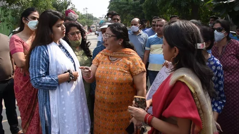 करवाचौथ के वृत के दिन भी नोएडा में महिलाओं को करना पड़ा प्रदर्शन, आखिर क्यों?