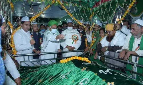 मुख्यमंत्री नीतीश ने हजरत सैयद शहीद गुलाम सफदर पीर मुराद शाह रहमतुल्लाह अलेह के मजार पर की चादरपोशी मुख्यमंत्री नीतीश ने हजरत सैयद शहीद गुलाम सफदर पीर मुराद शाह रहमतुल्लाह अलेह के मजार पर की चादरपोशी