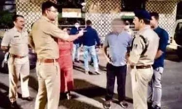 देर रात कार में इस तरह कर शराबखोरी करती मिली लडकियाँ….! देर रात कार में इस तरह कर शराबखोरी करती मिली लडकियाँ….!