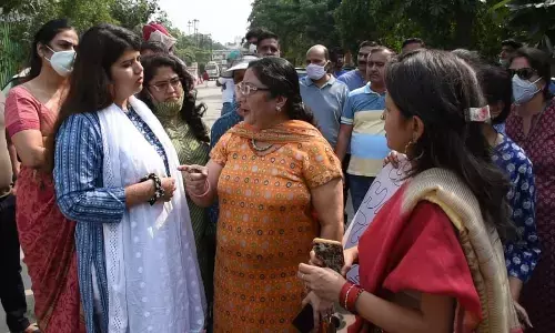 करवाचौथ के वृत के दिन भी नोएडा में महिलाओं को करना पड़ा प्रदर्शन, आखिर क्यों?