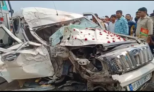 भीषण सड़क हादसा : बारातियों से भरी स्कार्पियो को ट्रक ने मारी जबरदस्त टक्कर, एक की मौत तीन घायल भीषण सड़क हादसा : बारातियों से भरी स्कार्पियो को ट्रक ने मारी जबरदस्त टक्कर, एक की मौत तीन घायल