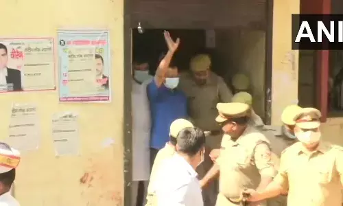 सीएम केजरीवाल को इन दो मामलों मिली जमानत, सुलतानपुर की विशेष कोर्ट में हुए थे पेश सीएम केजरीवाल को इन दो मामलों मिली जमानत, सुलतानपुर की विशेष कोर्ट में हुए थे पेश