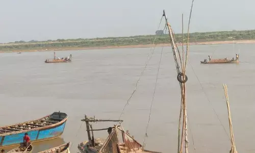 यमुना का सीना चीर कर बेखौफ तरीके से हो रहा बालू का अवैध खनन यमुना का सीना चीर कर बेखौफ तरीके से हो रहा बालू का अवैध खनन
