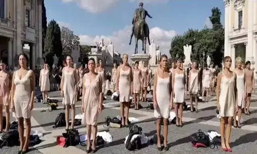 जब बीच चौक पर ही एयर होस्टेस ने उतारे कपड़े, फिर किया ये काम ... जब बीच चौक पर ही एयर होस्टेस ने उतारे कपड़े, फिर किया ये काम ...