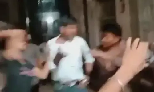 करवा चौथ के दिन दरोगा को महिला सिपाही के साथ छोटी बहन ने रंगे हांथ पकड़ा, पूरी रास्ते पीटते ले गये थाने तक