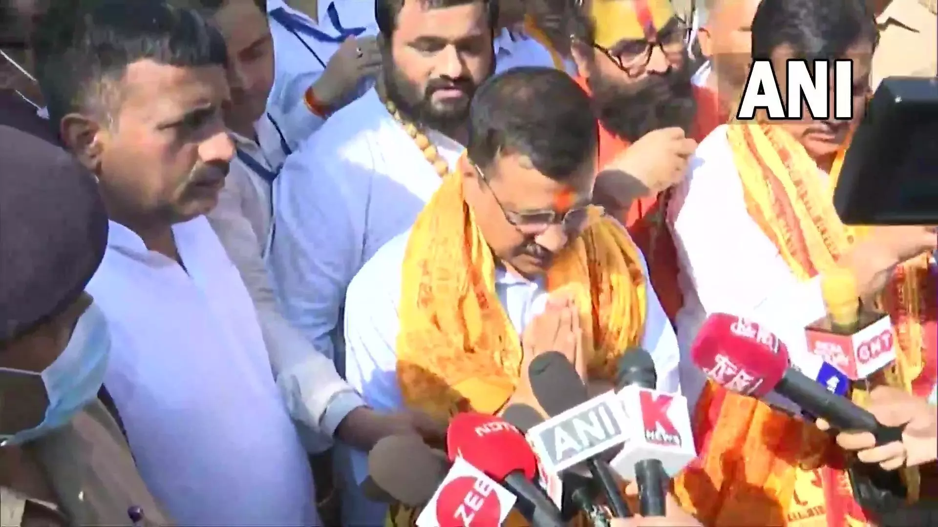 सीएम केजरीवाल ने हनुमानगढ़ी मंदिर में की पूजा-अर्चना सीएम केजरीवाल ने हनुमानगढ़ी मंदिर में की पूजा-अर्चना