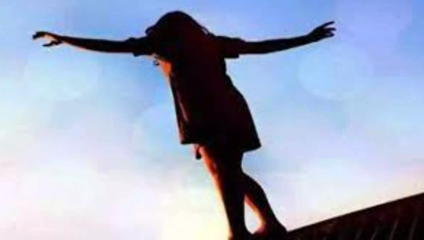 करवा चौथ के दिन महिला ने चौथी मंजिल से छलांग लगाकर की खुदकुशी, पति और देवर पर लगे ये आरोप! मामला दर्ज करवा चौथ के दिन महिला ने चौथी मंजिल से छलांग लगाकर की खुदकुशी, पति और देवर पर लगे ये आरोप! मामला दर्ज
