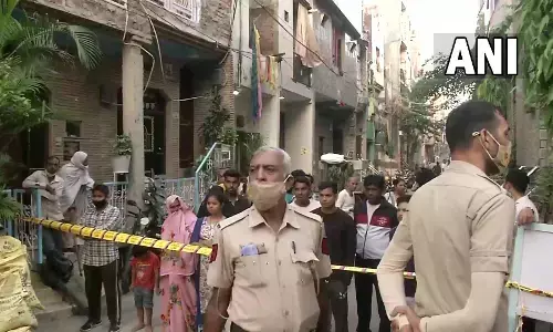 दिल्ली: पुरानी सीमापुरी इलाके में आज सुबह एक तीन मंजिला इमारत में आग लगने से 4 लोगों की मौत दिल्ली: पुरानी सीमापुरी इलाके में आज सुबह एक तीन मंजिला इमारत में आग लगने से 4 लोगों की मौत