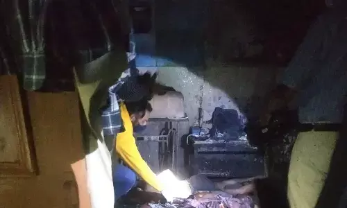 दिल्ली की ओल्ड सीमापुरी में लगी आग की वो दर्दनाक तस्वीरें चौंका देने वाली कैसे हुई 4 की मौत? दिल्ली की ओल्ड सीमापुरी में लगी आग की वो दर्दनाक तस्वीरें चौंका देने वाली कैसे हुई 4 की मौत?