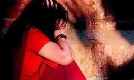 रिश्ते हुए तार तार जब सौतेले पिता ने 11वीं में पढ़ रही बेटी से किया दुष्कर्म रिश्ते हुए तार तार जब सौतेले पिता ने 11वीं में पढ़ रही बेटी से किया दुष्कर्म