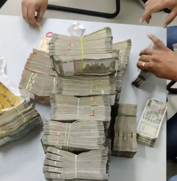 दिल्ली मेट्रो में शख्स के बैग से मिला 58 लाख रुपए कैश, उसके बाद...