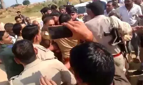 डंपिंग ग्राउंड नगर निगम के लिए बना गले की फांस, एसडीएम और पुलिस के साथ भीड़ ने की धक्का मुक्की, देखें वीडियो डंपिंग ग्राउंड नगर निगम के लिए बना गले की फांस, एसडीएम और पुलिस के साथ भीड़ ने की धक्का मुक्की, देखें वीडियो