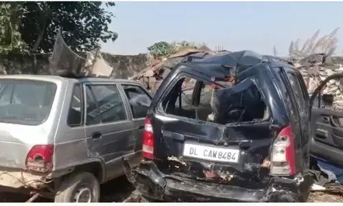 गाजियाबाद पुलिस ने ट्रोनिका सिटी इलाके में मारा छापा, सैकड़ों कार बरामद जांच के बाद पता चलेगा क्या हो रहा था खेल? गाजियाबाद पुलिस ने ट्रोनिका सिटी इलाके में मारा छापा, सैकड़ों कार बरामद जांच के बाद पता चलेगा क्या हो रहा था खेल?