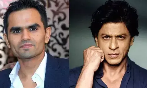 समीर और शाहरुख का है 10 साल पुराना नाता, जानें एयरपोर्ट पर कैसा हुआ था आमना-सामना, लगाया था डेढ़ लाख का जुर्माना समीर और शाहरुख का है 10 साल पुराना नाता, जानें एयरपोर्ट पर कैसा हुआ था आमना-सामना, लगाया था डेढ़ लाख का जुर्माना