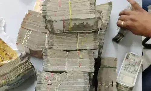 दिल्ली मेट्रो में शख्स के बैग से मिला 58 लाख रुपए कैश, उसके बाद...