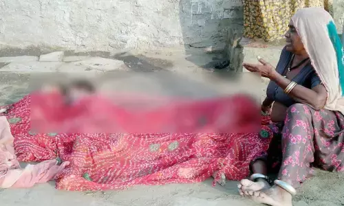 दर्दनाक हादसा : काम से बाहर गई थी मां, लौटी तो पानी के टैंक में तैरते हुए मिले तीनों बच्चों के शव दर्दनाक हादसा : काम से बाहर गई थी मां, लौटी तो पानी के टैंक में तैरते हुए मिले तीनों बच्चों के शव