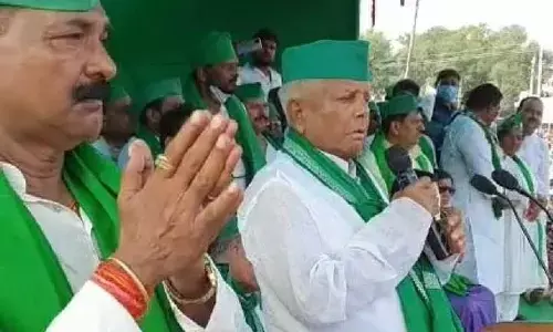 तारापुर के ईदगाह मैदान में चुनावी सभा को संबोधित करते हुए लालू ने सीएम नीतीश पर कसा तंज