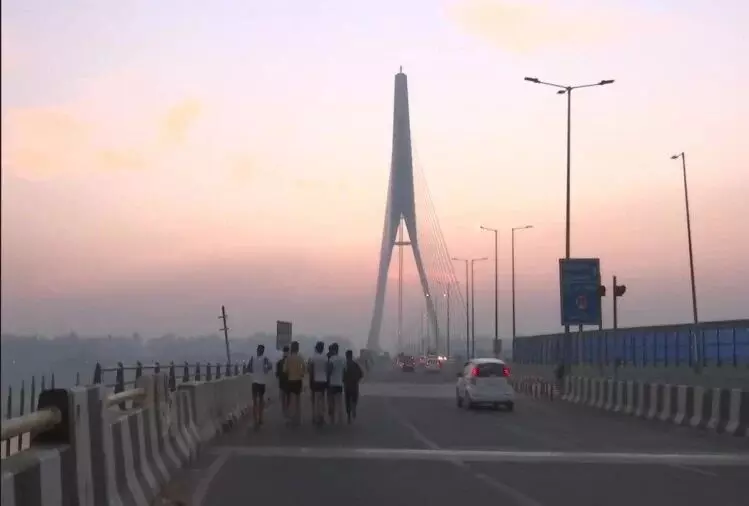 पराली के धुएं से खराब हुई दिल्ली की हवा, इन इलाकों की स्थिति सबसे खराब पराली के धुएं से खराब हुई दिल्ली की हवा, इन इलाकों की स्थिति सबसे खराब