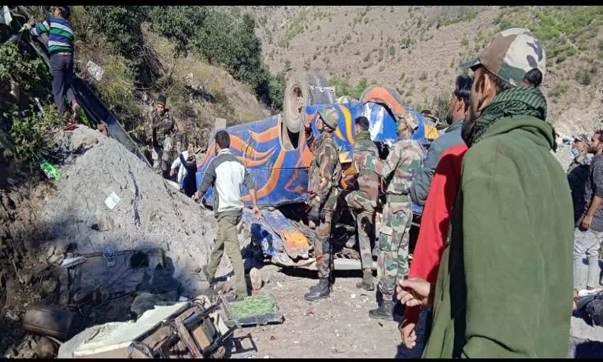 चिनाब नदी के किनारे गहरी खाई में गिरी बस, 8 लोगों की मौत चिनाब नदी के किनारे गहरी खाई में गिरी बस, 8 लोगों की मौत