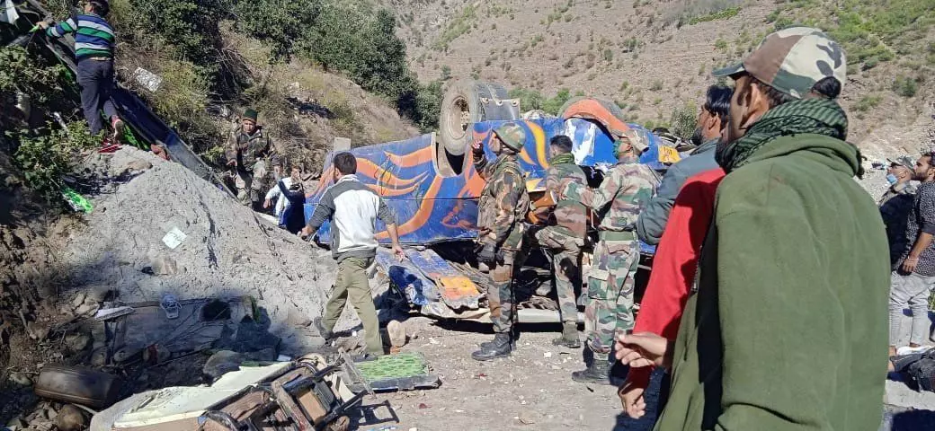 जम्मू-कश्मीर में बड़ा हादसा, मिनी बस खाई में गिरने से 8 लोगों की मौत, कई घायल