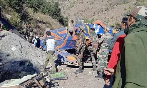 जम्मू-कश्मीर में बड़ा हादसा, मिनी बस खाई में गिरने से 8 लोगों की मौत, कई घायल