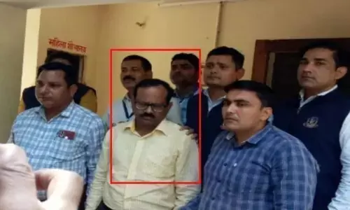 रिश्वत लेता विद्युत विभाग का सुप्रिटेंडिंग इंजीनियर को रंगे हाथों दबोच गया रिश्वत लेता विद्युत विभाग का सुप्रिटेंडिंग इंजीनियर को रंगे हाथों दबोच गया