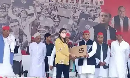 अखिलेश यादव ने बांटे छात्रों को फ्री लैपटॉप अखिलेश यादव ने बांटे छात्रों को फ्री लैपटॉप