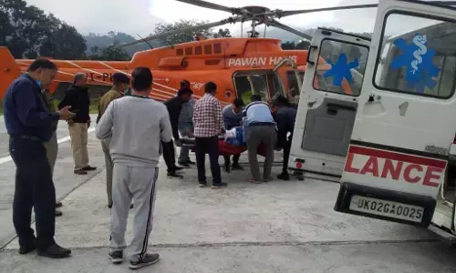 बागेश्वर हादसा : 5 पर्यटकों की मौत 7 की हालत गंभीर,  डीएम ने जाना घायलों का हाल, दो लोगों को एयर एंबुलेंस से भेजा हायर सेंटर बागेश्वर हादसा : 5 पर्यटकों की मौत 7 की हालत गंभीर,  डीएम ने जाना घायलों का हाल, दो लोगों को एयर एंबुलेंस से भेजा हायर सेंटर