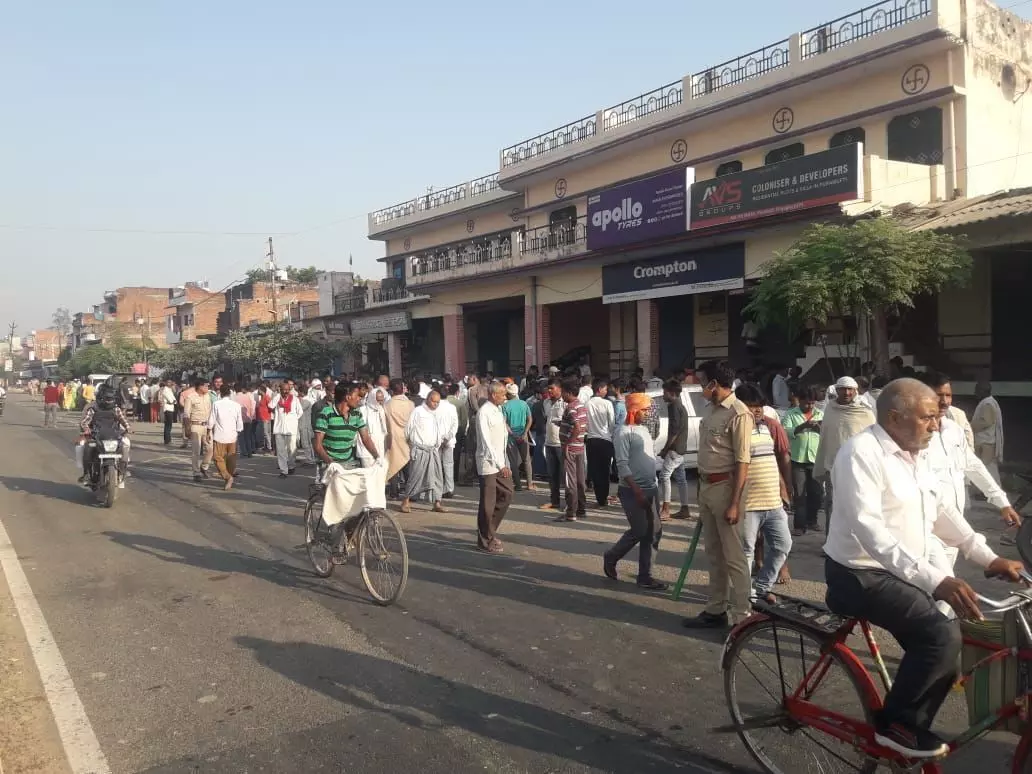 सड़क किनारे खड़े लोगों को पिकअप ने रौंदा तीन की मौत तीन लहूलुहान सड़क किनारे खड़े लोगों को पिकअप ने रौंदा तीन की मौत तीन लहूलुहान