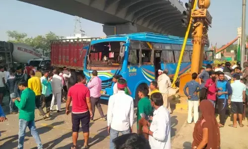 ट्रक ने बस में मारी टक्कर, कई यात्री घायल