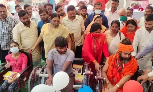 केंद्रीय मंत्री ने 333 दिव्यांगों को बांटे उपकरण केंद्रीय मंत्री ने 333 दिव्यांगों को बांटे उपकरण