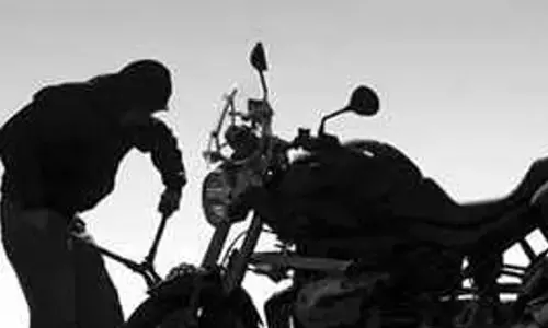 बाइक की डिग्गी तोड़कर बदमाशो ने तीन लाख उड़ाए