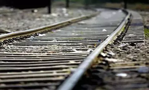 जब पटरियों के बीच फंसा ट्रक तो कैसे रोकी नई दिल्ली-इंदौर इंटरसिटी ट्रेन… जब पटरियों के बीच फंसा ट्रक तो कैसे रोकी नई दिल्ली-इंदौर इंटरसिटी ट्रेन…