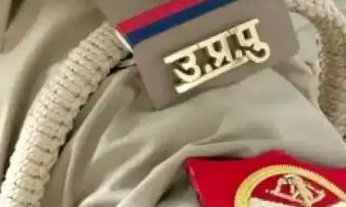 बहुओं को देखकर बोले दारोगा जी, दोनों नई मॉडल हैं ले चलो थाने, वहीं चलकर देखेंगे... बहुओं को देखकर बोले दारोगा जी, दोनों नई मॉडल हैं ले चलो थाने, वहीं चलकर देखेंगे...