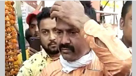 महिला ने एक मिनट में मनचले को मारे 100 जूते, देखें ये जबरदस्त वीडियो महिला ने एक मिनट में मनचले को मारे 100 जूते, देखें ये जबरदस्त वीडियो