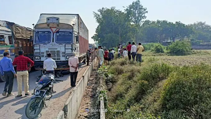 सड़क हादसे में बाइक सवार 2 सगे भाइयों की दर्दनाक मौत सड़क हादसे में बाइक सवार 2 सगे भाइयों की दर्दनाक मौत