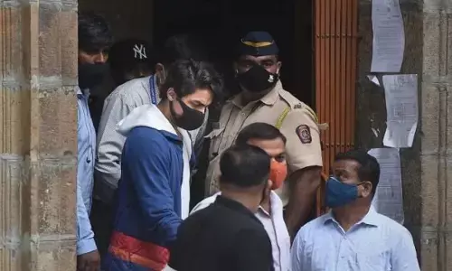 जेल से रिहा हुआ आर्यन खान, बेटे को लेने पहुंचे थे शाहरुख,हाईकोर्ट ने रखी हैं 13 शर्तें