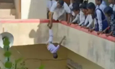 उत्तर प्रदेश: बच्चे को बालकनी से लटकाने के आरोप में यूपी के स्कूल प्रिंसिपल गिरफ्तार उत्तर प्रदेश: बच्चे को बालकनी से लटकाने के आरोप में यूपी के स्कूल प्रिंसिपल गिरफ्तार