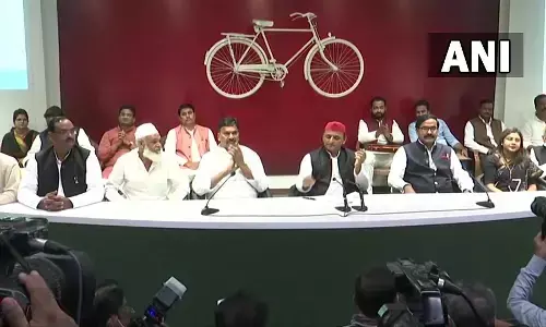 BSP के छह और बीजेपी से एक विधायक समाजवादी पार्टी में हुए शामिल BSP के छह और बीजेपी से एक विधायक समाजवादी पार्टी में हुए शामिल