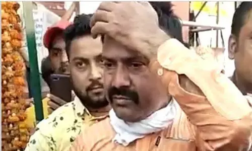 महिला ने एक मिनट में मनचले को मारे 100 जूते, देखें ये जबरदस्त वीडियो