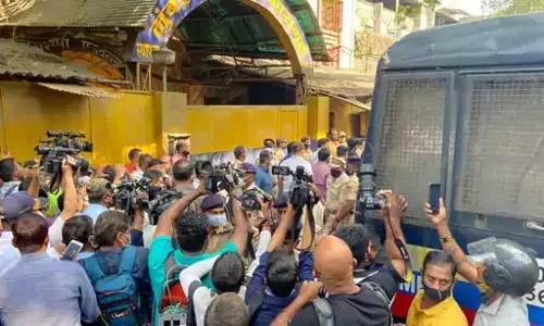 आर्यन की रिहाई का उठाया फायदा? आर्यन की रिहाई का उठाया फायदा?
