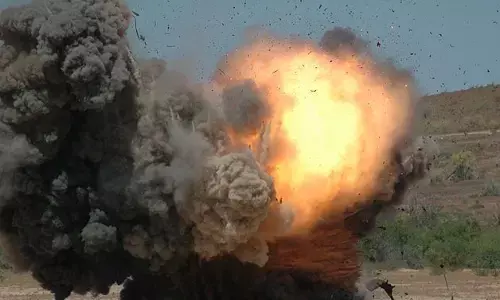 जम्मू-कश्मीर: राजौरी में एलओसी पर विस्फोट होने से सेना अधिकारी और 2 सैनिक गंभीर रूप से हुए घायल जम्मू-कश्मीर: राजौरी में एलओसी पर विस्फोट होने से सेना अधिकारी और 2 सैनिक गंभीर रूप से हुए घायल