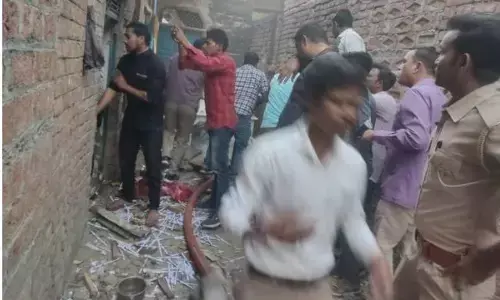 पटाखा बनाते समय धमाका, पांच लोग गंभीर रूप से घायल पटाखा बनाते समय धमाका, पांच लोग गंभीर रूप से घायल