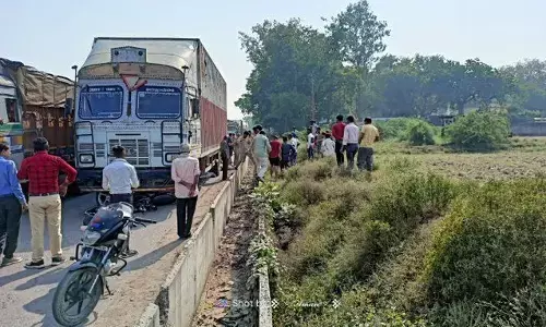 सड़क हादसे में बाइक सवार 2 सगे भाइयों की दर्दनाक मौत सड़क हादसे में बाइक सवार 2 सगे भाइयों की दर्दनाक मौत