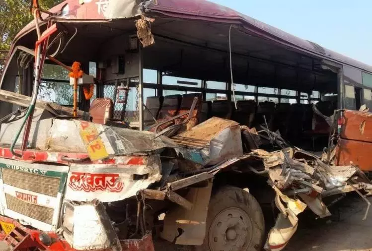 ट्रक ने रोडवेज बस में मारी टक्कर, कई घायल, एक की मौत ट्रक ने रोडवेज बस में मारी टक्कर, कई घायल, एक की मौत