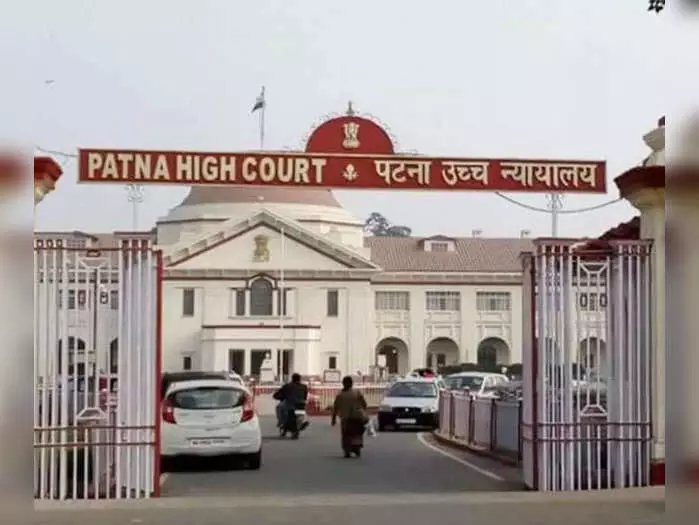पटना हाईकोर्ट ने सड़क निर्माण के लिए दो हजार पेड़ों की कटाई पर लगाई रोक, केंद्र से मांगा जवाब! पटना हाईकोर्ट ने सड़क निर्माण के लिए दो हजार पेड़ों की कटाई पर लगाई रोक, केंद्र से मांगा जवाब!
