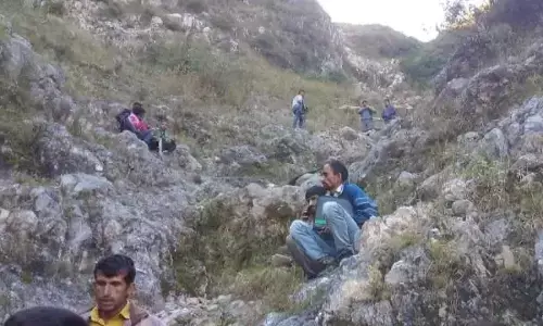 बड़ा सड़क हादसा, खाई में गिरी बस, 11 लोगों की मौत और 4 घायल